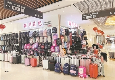 開學季遇上旅游熱，南昌箱包市場銷售火爆，日用百貨同步升溫